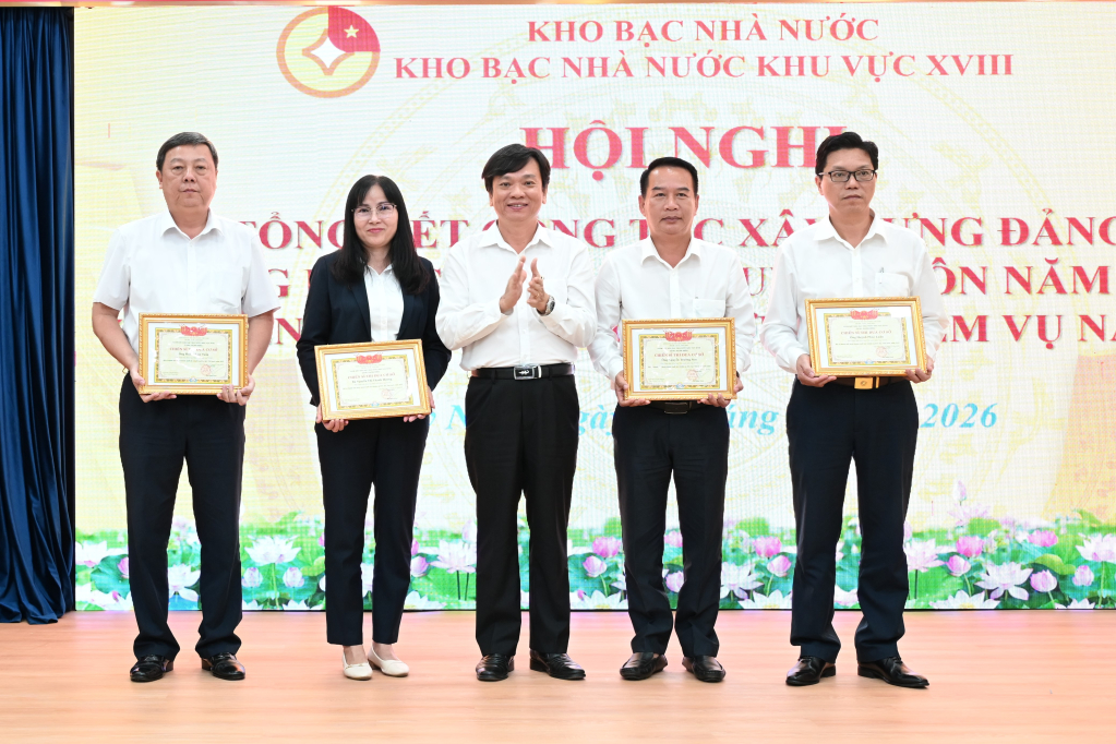 Giám đốc Kho bạc Nhà nước Khu vực XVIII Mai Đăng Khuê trao giấy khen cho các cá nhân tiêu biểu