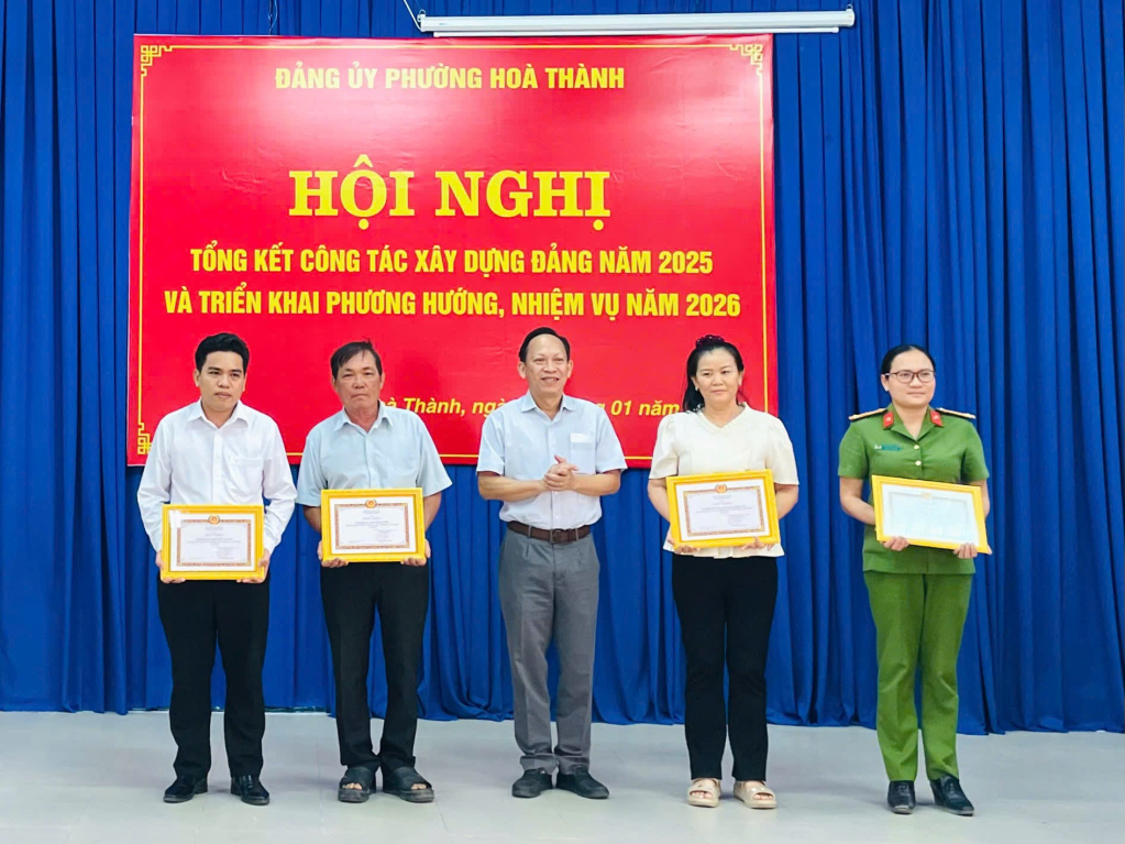 Khen thưởng 4 tổ chức đảng trực thuộc Đảng uỷ phường Hòa Thành hoàn thành xuất sắc nhiệm vụ năm 2025