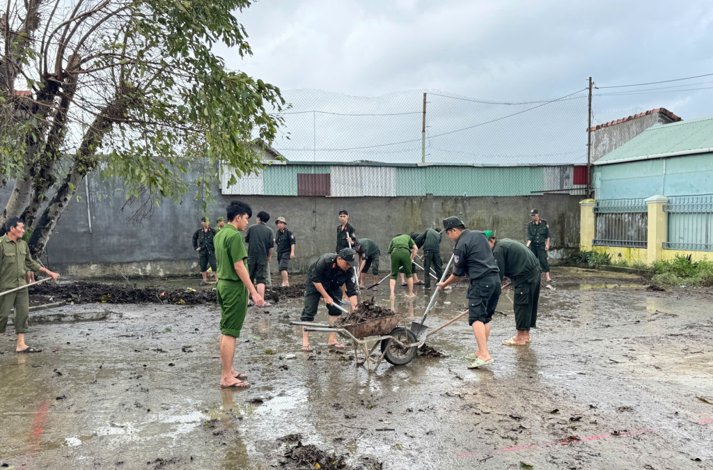 Cảnh sát cơ động hỗ trợ người dân khắc phục hậu quả do thiên tai tại tỉnh Gia Lai