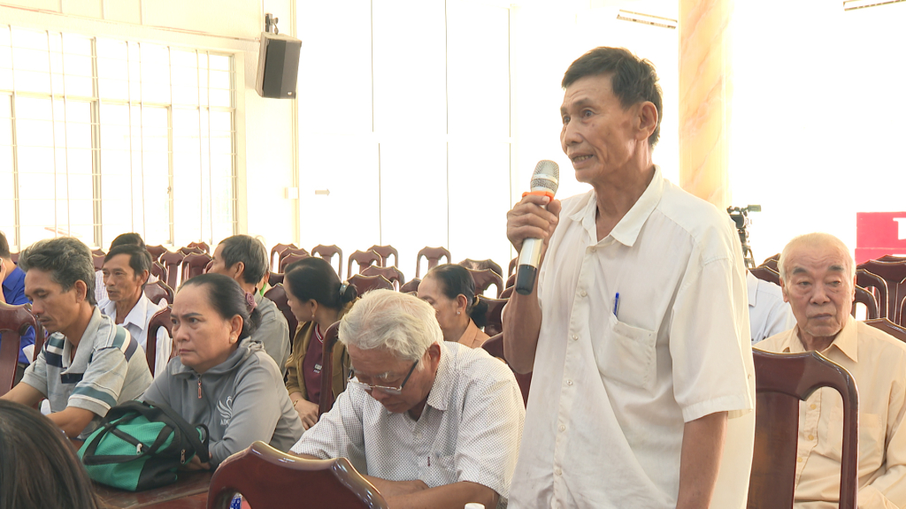 Cử tri ấp nêu kiến nghị tại buổi tiếp xúc