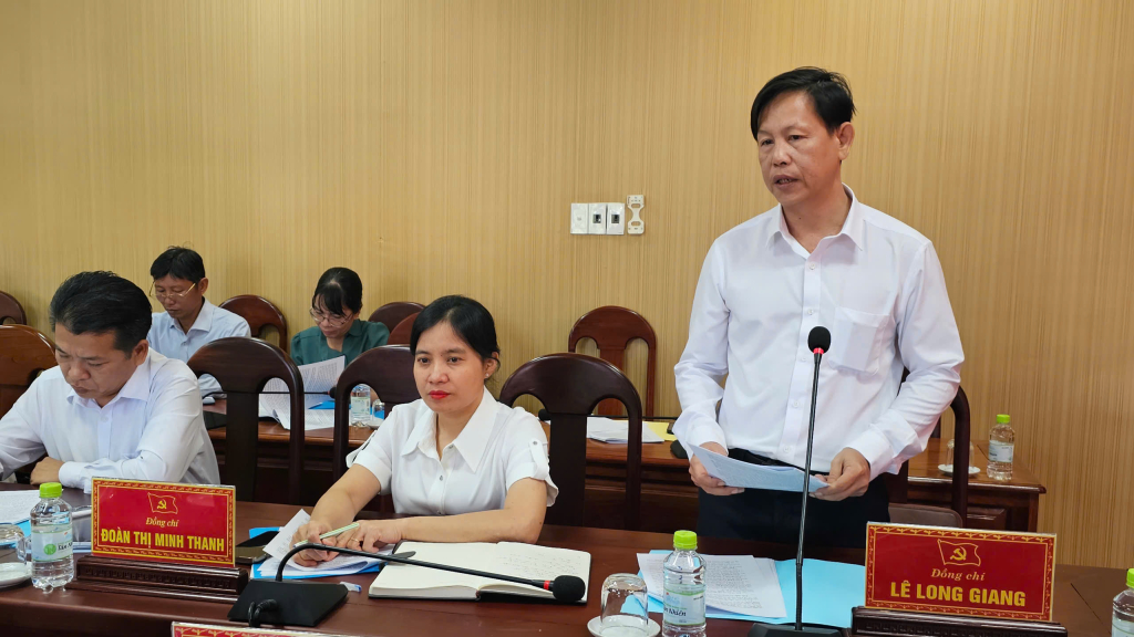 Bí thư Đảng ủy, Chủ tịch HĐND xã Tân Biên Lê Long Giang báo cáo Bí thư Tỉnh ủy và Đoàn công tác kết quả thực hiện Nghị quyết Đảng bộ xã năm 2025, cùng phương hướng, nhiệm vụ, giải pháp thực hiện Nghị quyết năm 2026.t, kiến nghị.