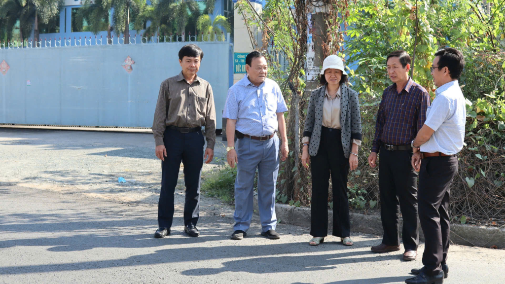 Quỹ Đầu tư phát triển tỉnh phối hợp UBND xã Đức Hòa, Tổ giám sát đầu tư và các đơn vị liên quan giám sát công trình ngoài thực té