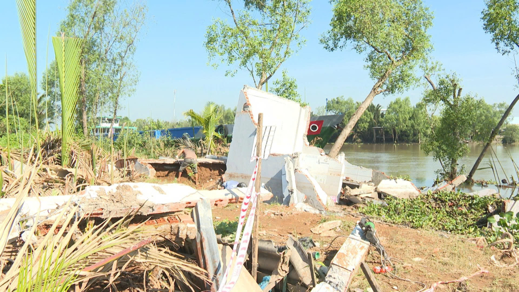 Hiện trường sạt lở tại ngã ba sông Cần Đước - Vàm Cỏ khiến một căn nhà dân bị cuốn sập hoàn toàn xuống sông