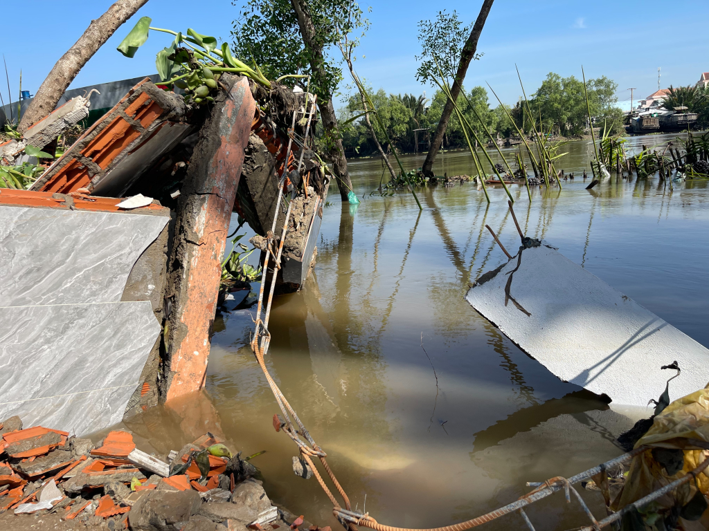 Nhiều hạng mục của căn nhà đã bị sạt lở cuốn xuống lòng sông, không còn khả năng khắc phục.