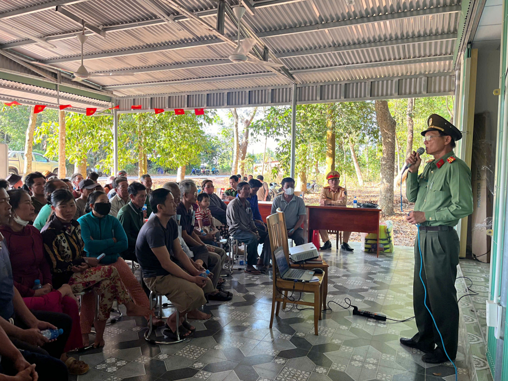 Đồn Công an Hồ Nước Dầu Tiếng nhắc nhở người dân về quy định của pháp luật có liên quan đến việc cấm sử dụng ngư cụ cấm