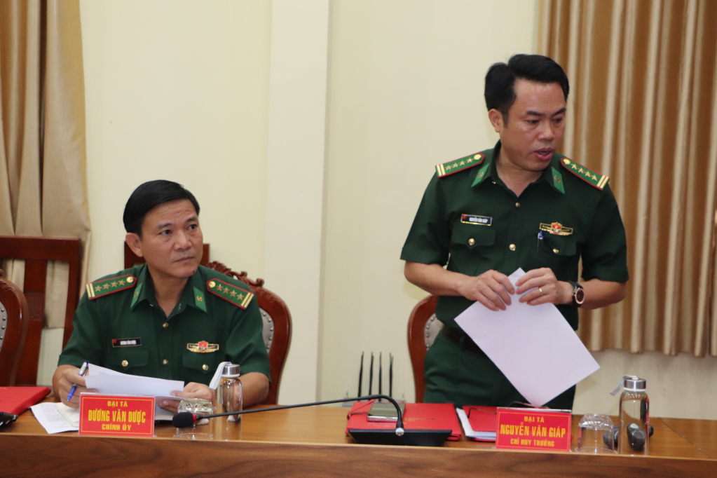 Đại tá Nguyễn Văn Giáp - Chỉ huy trưởng Ban chỉ huy BĐBP tỉnh báo cáo kết quả thực hiện nhiệm vụ trên các mặt công tác.