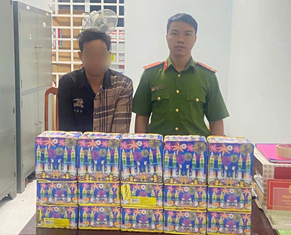 Đối tượng D. cùng tang vật