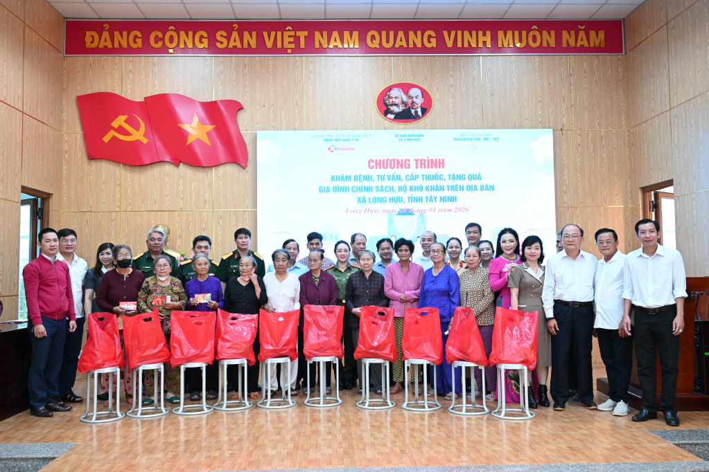 Đoàn trao 300 phần quà cho các hộ dân có hoàn cảnh khó khăn trên địa bàn xã Long Hựu