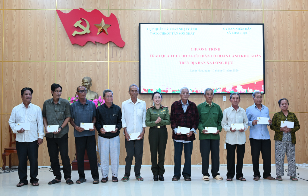 Đoàn trao 300 phần quà cho các hộ dân có hoàn cảnh khó khăn trên địa bàn xã Long Hựu