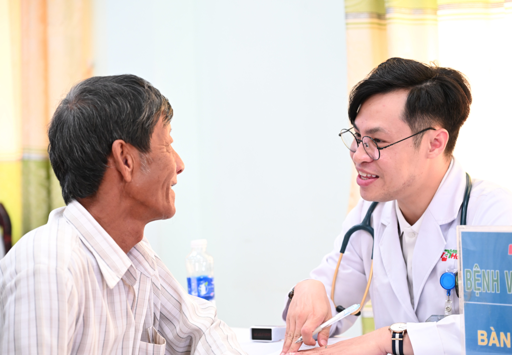Y bác sỹ khám và tư vấn bệnh cho người dân trên địa bàn xã