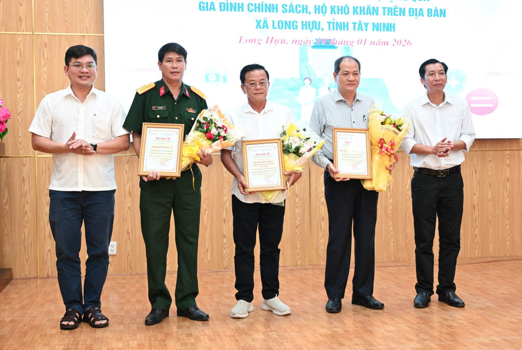 Lãnh đạo xã Long Hựu tặng hoa và thư cảm ơn cho các đơn vị đồng hành cùng chương trình