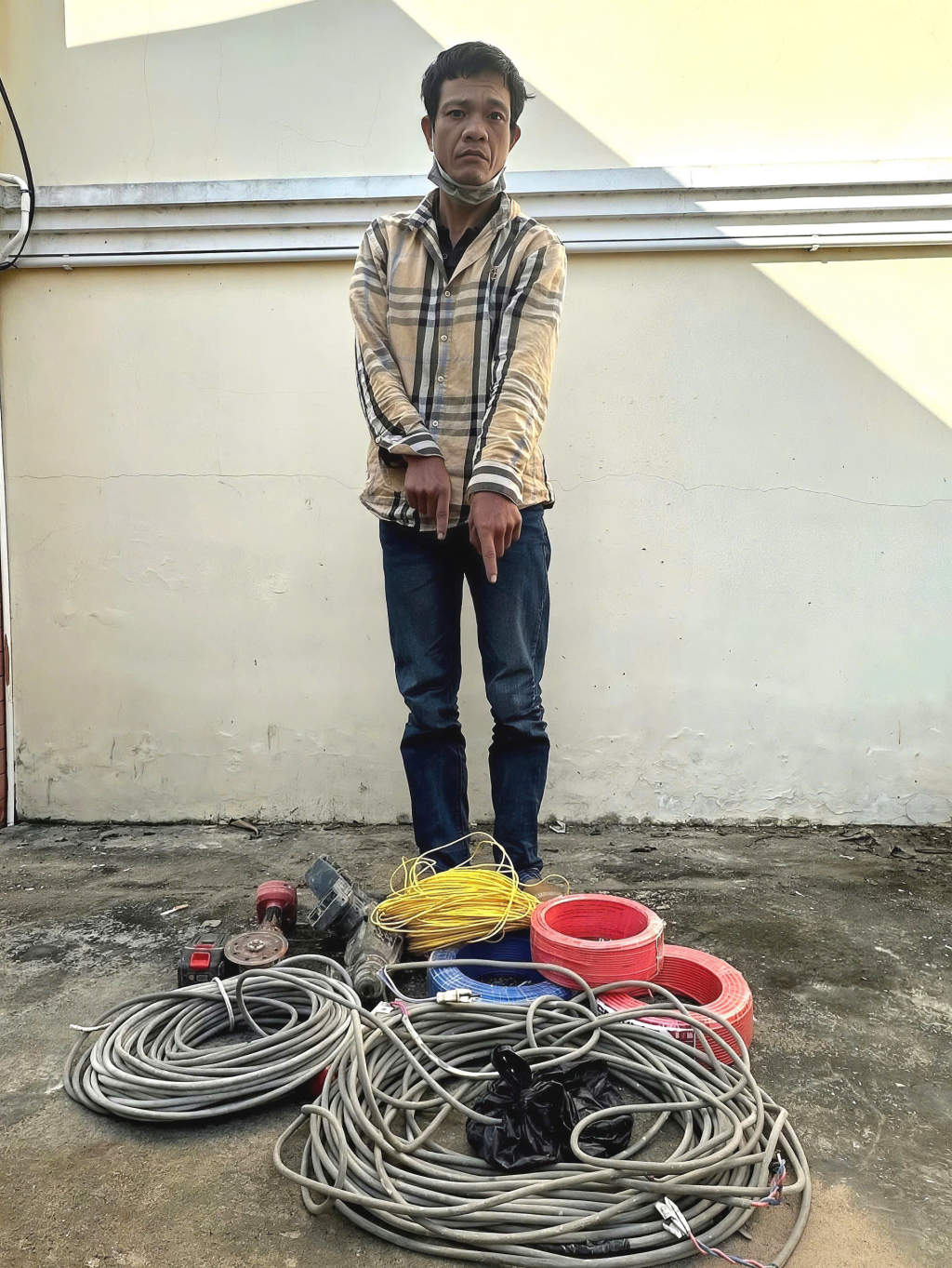 Đối tượng Phạm Đức Lợi cùng tang vật trộm cắp