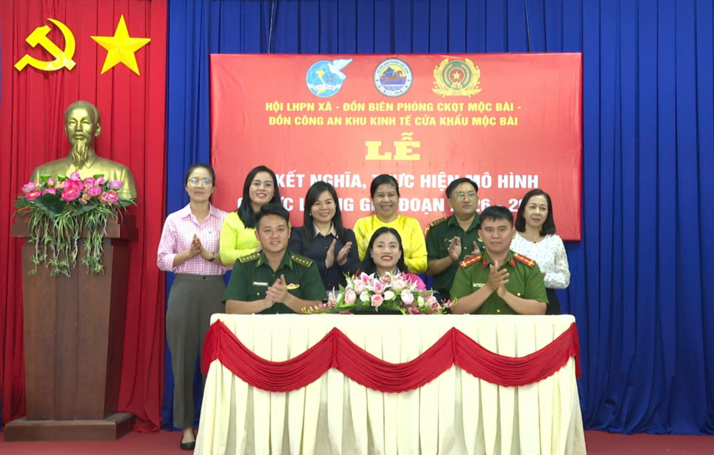 Đại diện Hội LHPN xã Bến Cầu, Đồn Biên phòng Cửa khẩu Quốc tế Mộc Bài và Đồn Công an khu Kinh tế Cửa khẩu Mộc Bài kết nghĩa thực hiện mô hình 3 Lực lượng.