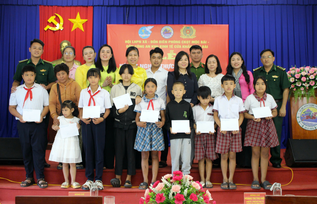 Trao kinh phí chương trình “Mẹ đỡ đầu” cho 10 em thiếu nhi trên địa bàn xã Bến Cầu