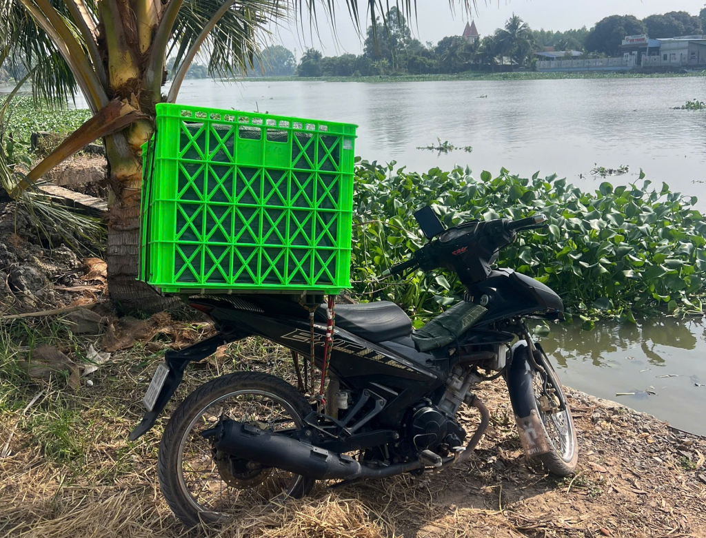 Đối tượng chạy xe vào bãi đất trống, dừng phương tiện, bỏ trốn.