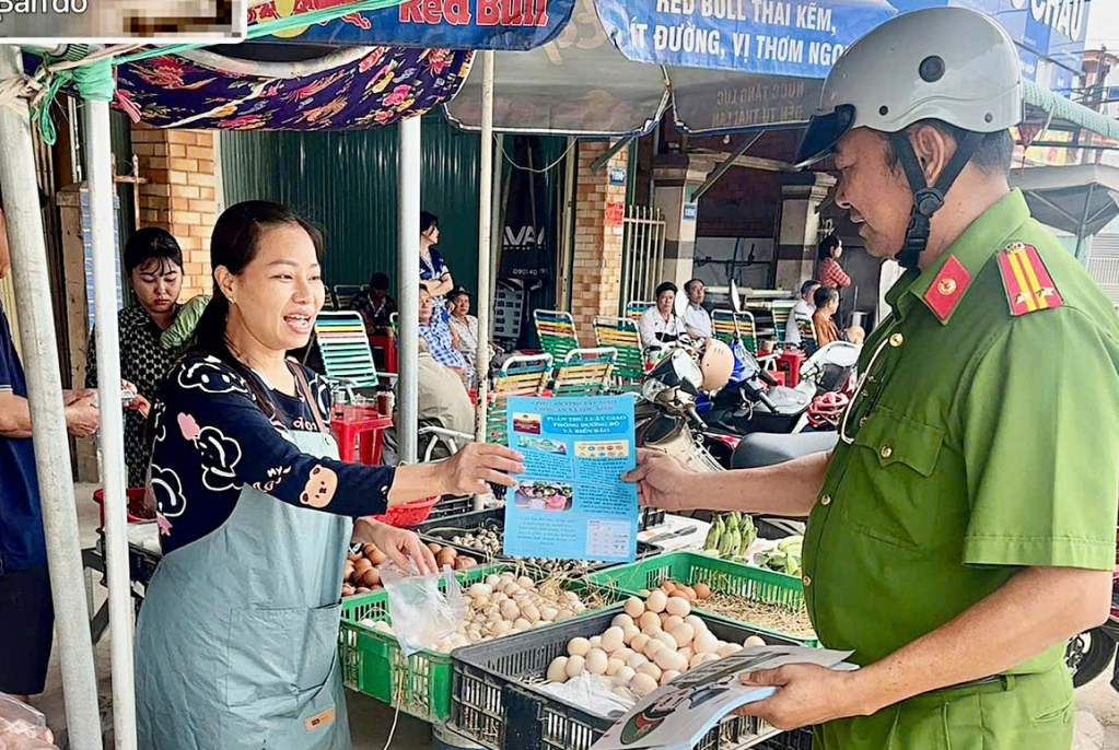 C&ocirc;ng an x&atilde; Lộc Ninh tuy&ecirc;n truyền an to&agrave;n giao th&ocirc;ng cho tiểu thương