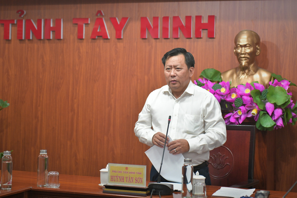 Phó Chủ tịch UBND tỉnh Huỳnh Văn Sơn phát biểu tại phiên họp
