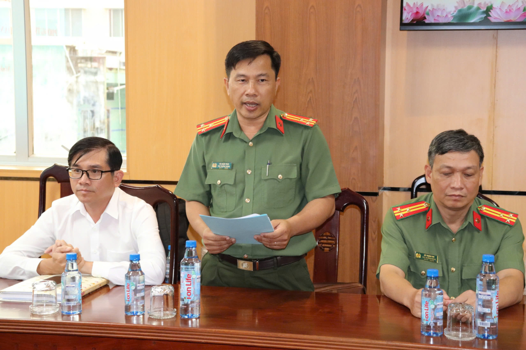Thượng tá Vũ Xuân Toàn Phó Trưởng phòng An ninh chính trị nội bộ Công an tỉnh phát biểu tại buổi lễ