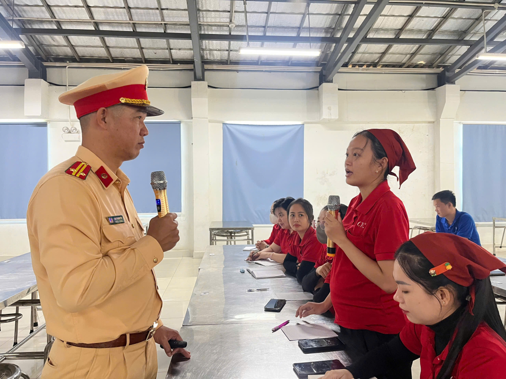 Người lao động tham gia trả lời câu hỏi về an toàn giao thông