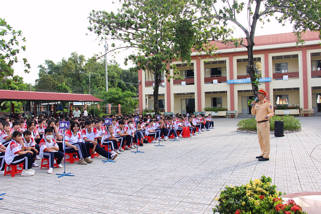 Cán bộ tuyên truyền pháp luật về giao thông cho học sinh
