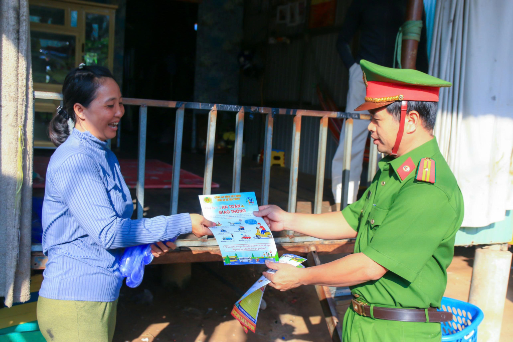 Công an phát tờ rơi tuyên truyền cho người dân