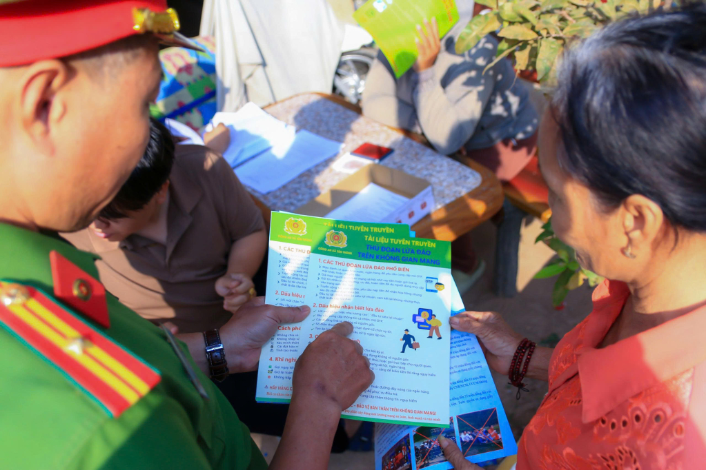 Tuyên truyền về thủ đoạn lừa đảo trên không gian mạng cho người dân