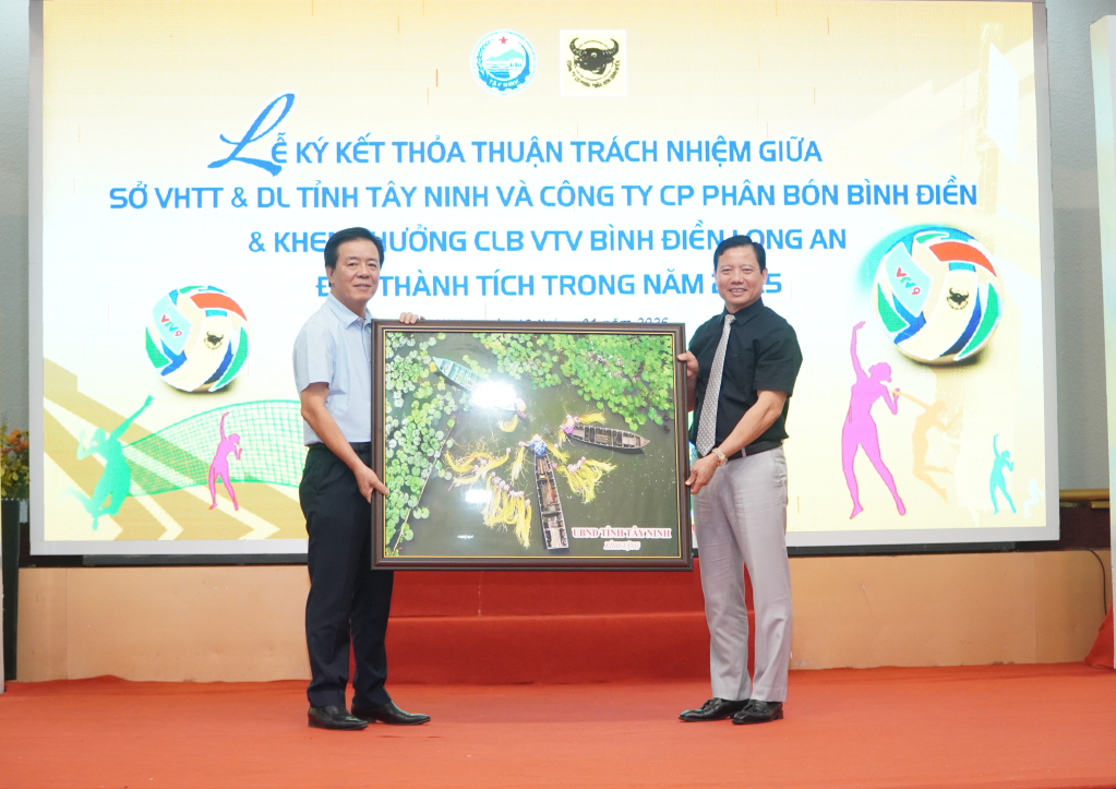 Phó Chủ tịch UBND tỉnh Phạm Tấn Hòa tặng quà lưu niệm cho Công ty Cổ phần Phân bón Bình Điền 