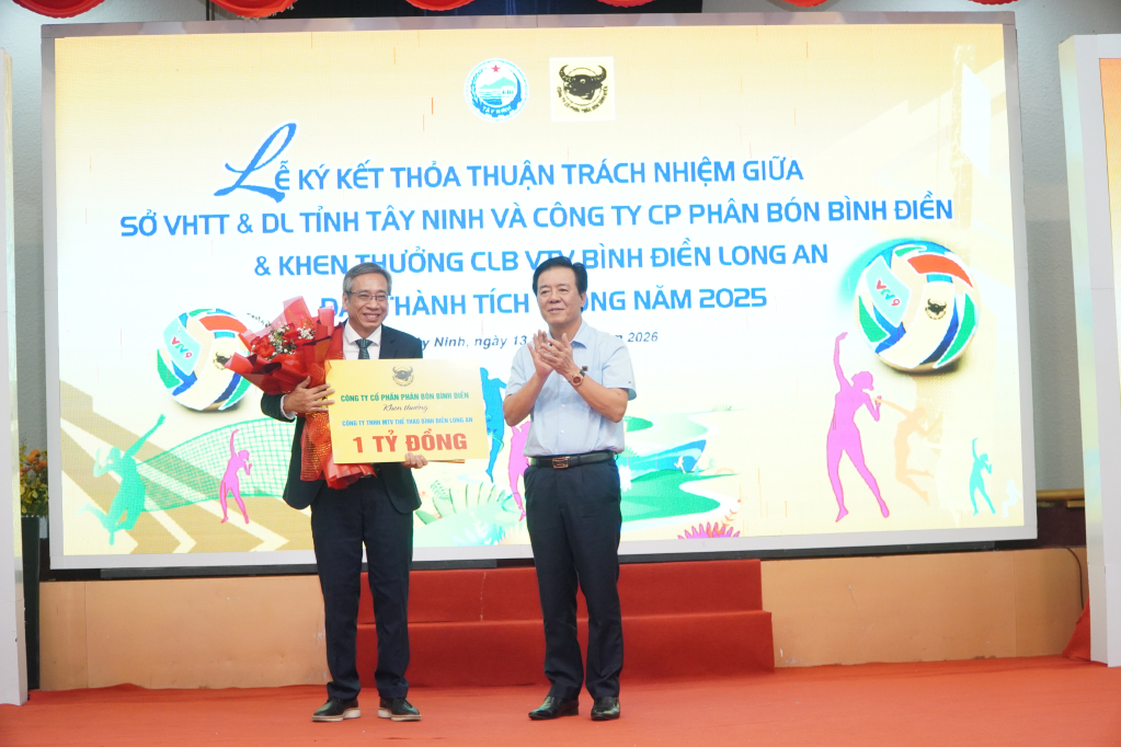 Công ty Cổ phần Phân bón Bình Điền khen thưởng tập thể Công ty TNHH MTV Thể thao Bình Điền Long An 