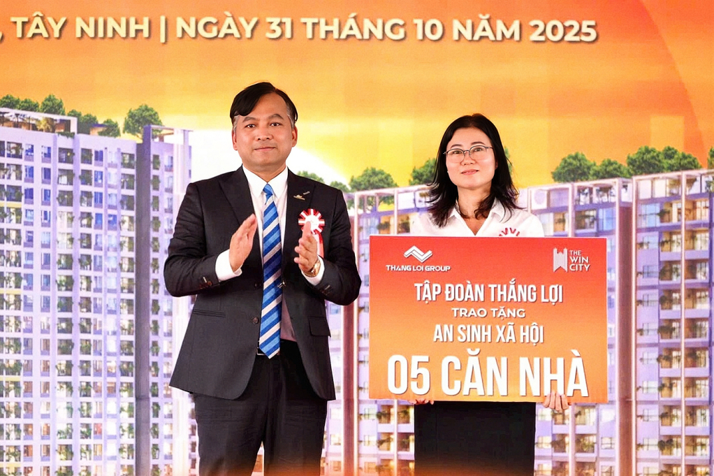 Anh Dương Long Thành - Phó Chủ tịch Trung ương Hội Doanh nhân trẻ Việt Nam, Chủ tịch Hội Doanh nhân trẻ tỉnh Tây Ninh trao tặng kinh phí an sinh xã hội tại xã Đức Hoà