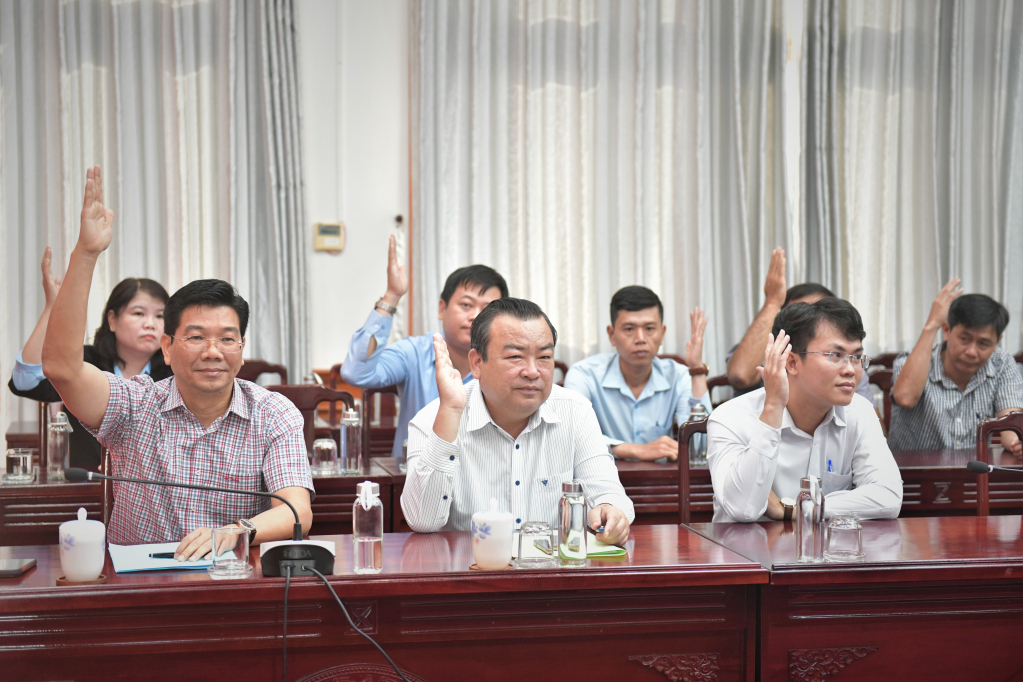 Các đại biểu biểu quyết thông qua danh sách người ứng cử tại hội nghị