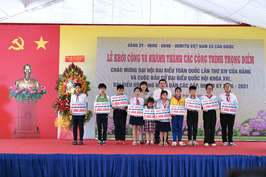 Lãnh đạo tỉnh trao học bổng cho học sinh vượt khó 