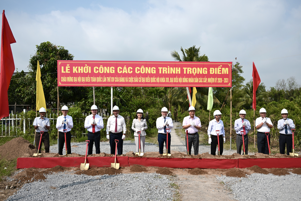 Đại biểu thực hiện nghi thức khởi công công trình đường Tổ 16 ấp Phước Thuận, xã Cần Giuộc