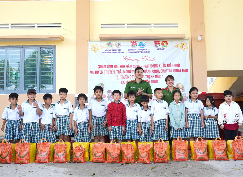 Đại diện lãnh đạo Đoàn cơ sở - Hội Phụ nữ cơ sở Phòng Cảnh sát PCCC và CNCH tặng quà cho học sinh Trường Tiểu học Thạnh Bắc A có hoàn cảnh khó khăn