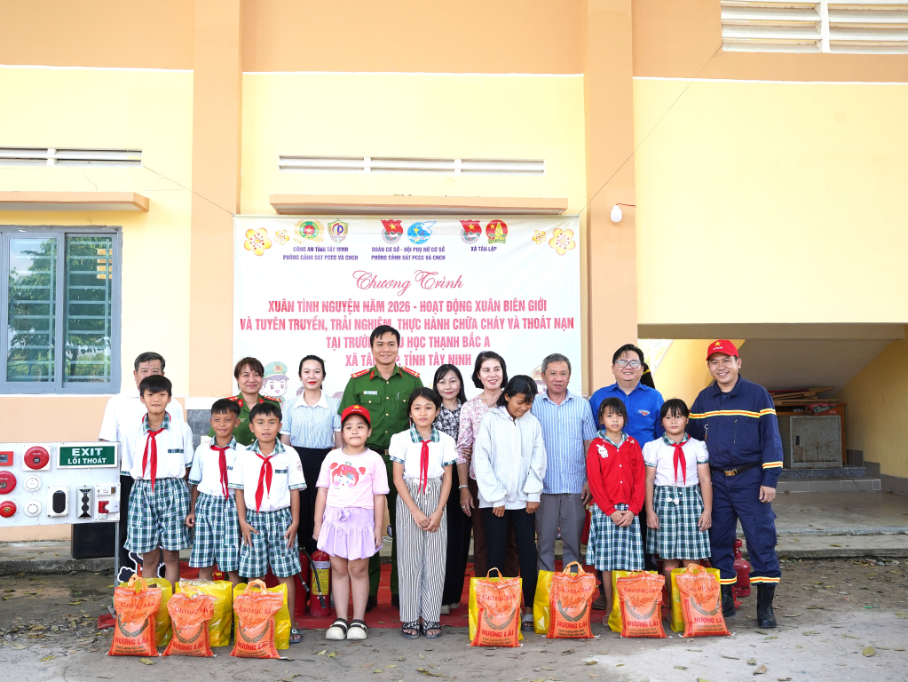 Lãnh đạo xã Tân Lập cùng mạnh thường quân và đại diện các đơn vị tổ chức chương trình tặng quà cho học sinh có hoàn cảnh khó khăn