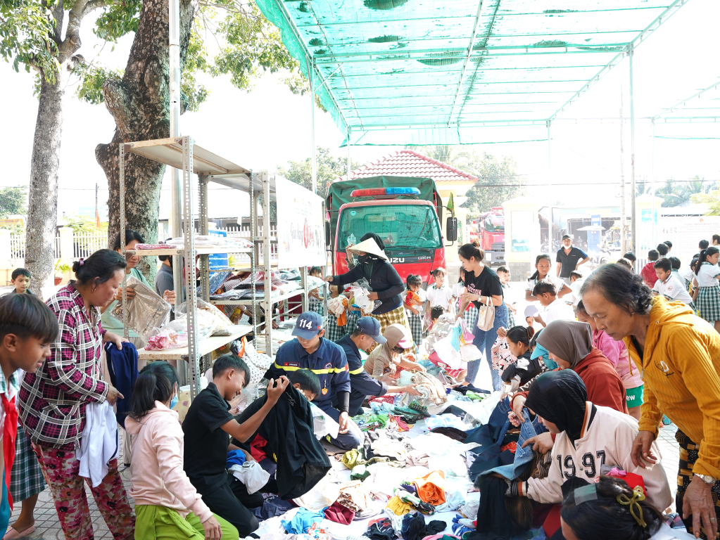 Gian hàng 0 đồng thu hút đông đảo phụ huynh học sinh và người dân trên địa bàn xã Tân Lập tham gia