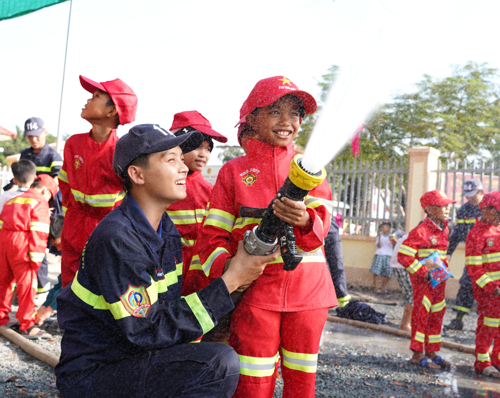 Học sinh được trải nghiệm phun nước chữa cháy