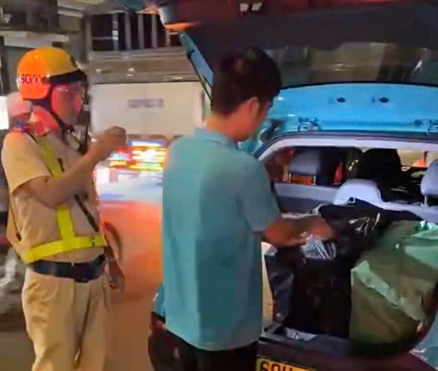 Cảnh sát giao thông phát hiện bên trong cốp xe có 4 thùng nghi vấn