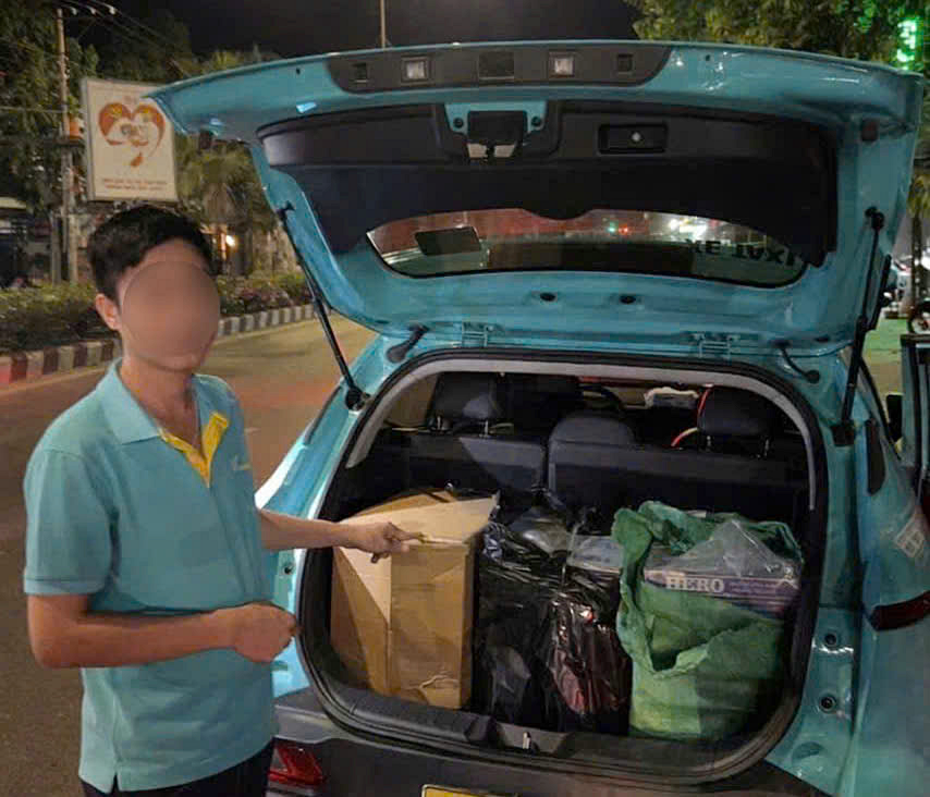 Bên trong cốp xe phía sau có 4 thùng nghi vấn đựng thuốc lá nhập lậu