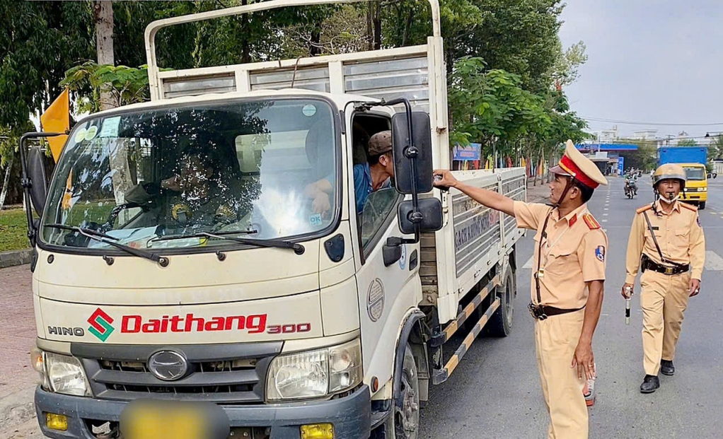 Cán bộ kiểm tra nồng độ cồn người lái xe