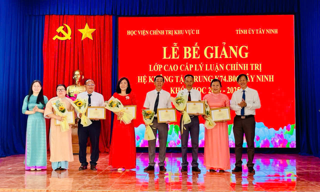 hinh,minh,hoa,le,be,giang,lop,cao,cap,ly,luan,chinh,tri,nam,2025,19233019.jpg