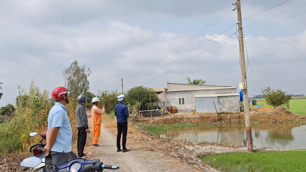 Đoàn tiến hành khảo sát địa điểm 