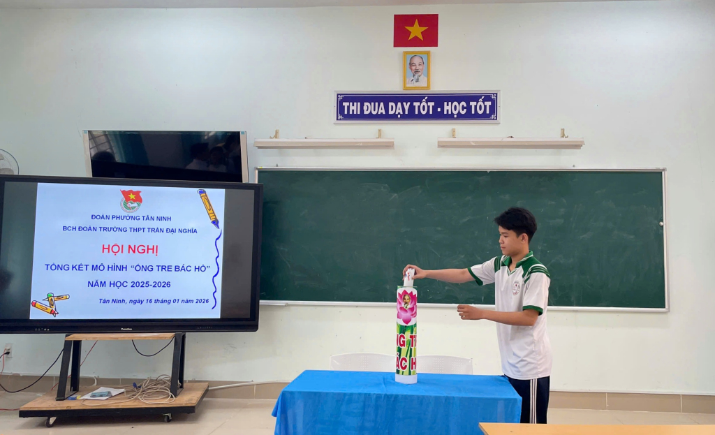 Học sinh đóng góp vào quỹ hỗ trợ những trường hợp có hoàn cảnh khó khăn bằng hình thức tiết kiệm, bỏ tiền vào “Ống tre Bác Hồ”
