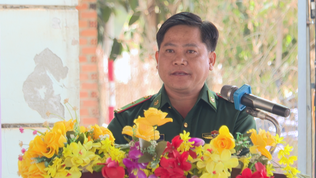 Thiếu tá Lê Tấn Bạc, Chính trị viên Đồn Biên phòng Tân Hà phát biểu tại Chương trình