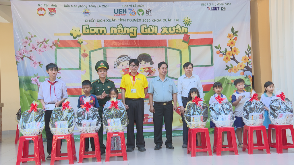 Trao học bổng cho học sinh tại Chương trình