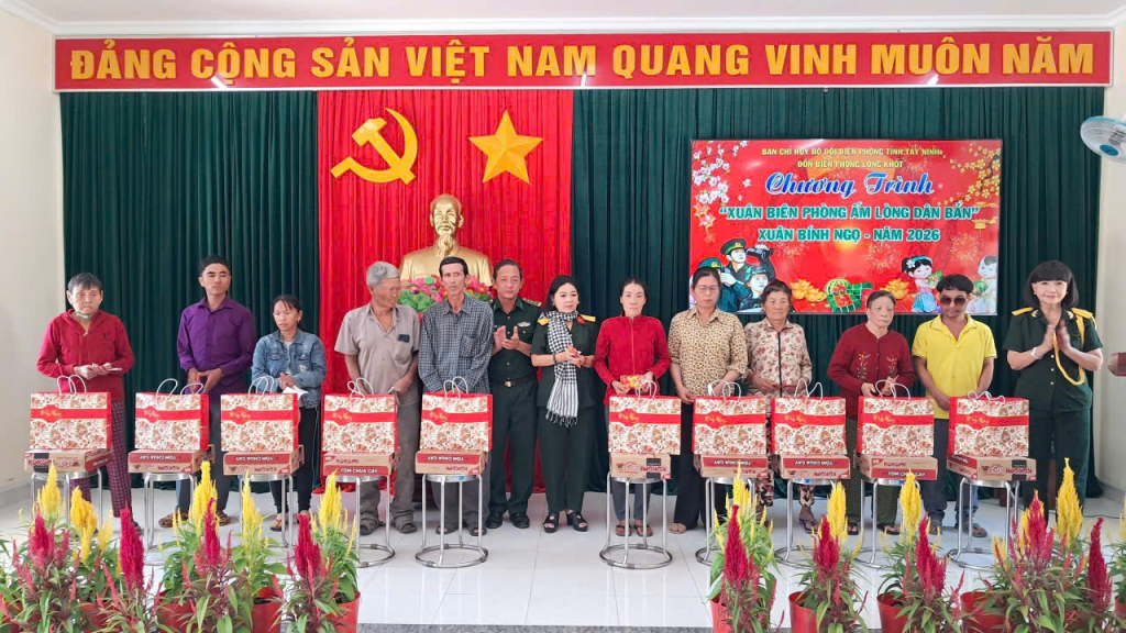 Nhà tài trợ trao quà Tết cho người dân biên giới