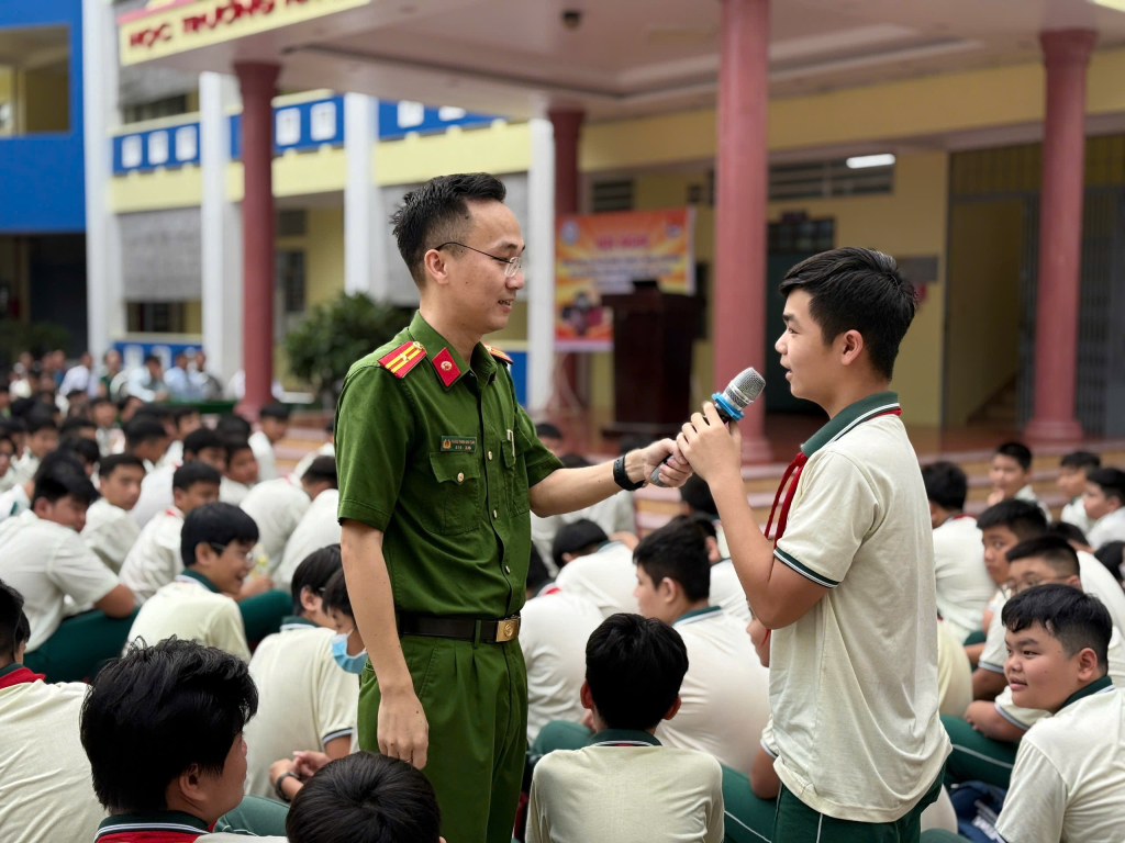 Cán bộ Văn phòng Cơ quan CSĐT Công an tỉnh tuyên truyền pháp luật