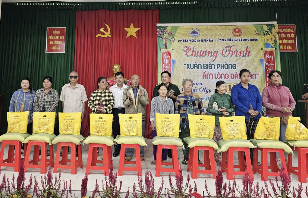 Thượng tá Lê Thành Nam, Phó chủ nhiệm Chính trị, BCH BĐBP tỉnh trao quà Tết cho người dân biên giới