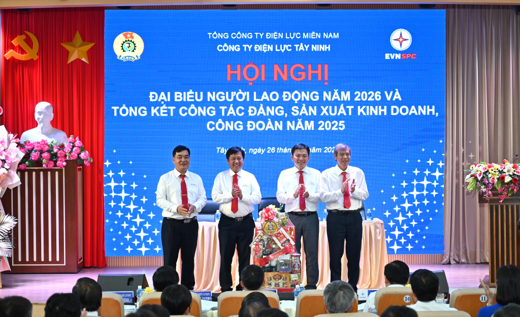 Lãnh đạo Tổng công ty Điện lực miền Nam tặng quà chúc mừng hội nghị 