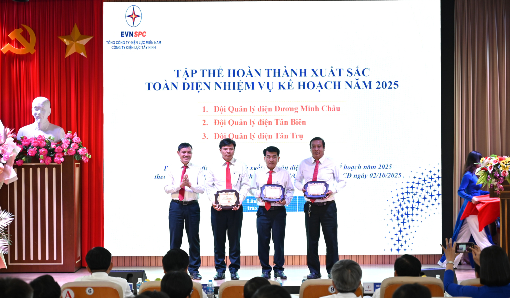 03 tập thể hoàn thành xuất sắc nhiệm vụ năm 2025 được EVNSPC khen thưởng