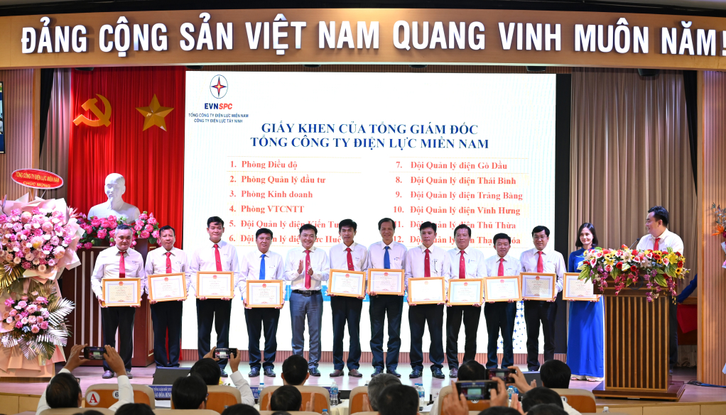 Các cá nhân hoàn thành xuất sắc nhiệm vụ năm 2025 được EVNSPC, Tổng Giám đốc EVNSPC khen thưởng